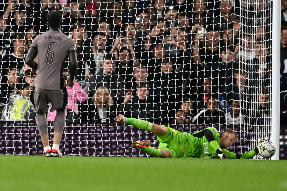 Penjaga gawang Fulham  Marek Rodak menyelamatkan tendangan penalti yang dilakukan bek Tottenham Hotspur  Davinson Sanchez.AFP